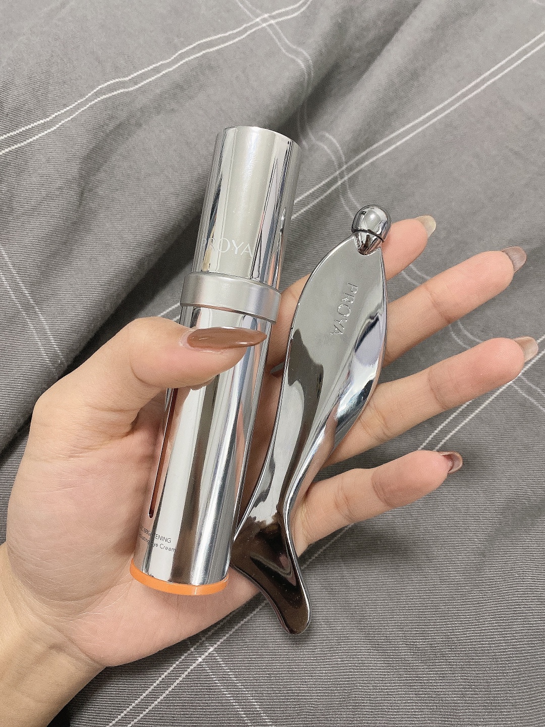 眼霜—Kerrykerry宝贝收到了，，刚用肌肤嘟噜嘟噜的喝水，，，，用完之后脸明显变白了，，很喜欢